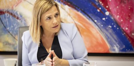 La delegada del Gobierno, Pilar Bernabé,durante la entrevista.