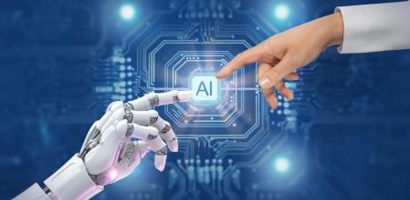 Una mano robótica, simulando que es de la IA, y una mano humana.