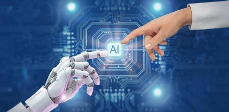 Una mano robótica, simulando que es de la IA, y una mano humana.