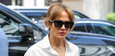 Jennifer Lopez con semblante serio en Los Ángeles