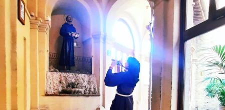 Sor Isaura fotografiant la tórtora blanca viva de Sant Francesc al convent de Porciúncola.