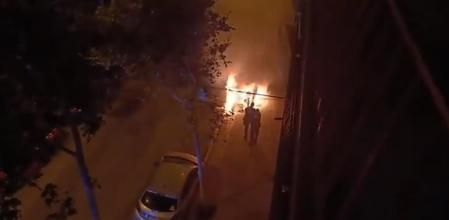 Dos agentes de la Guàrdia Urbana intentaron infructuosamente sofocar las llamas del vehículo .