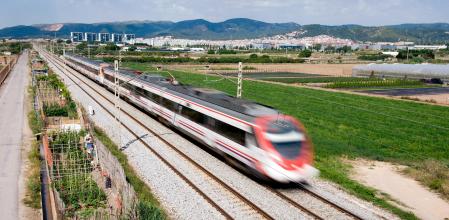 La linea de la Renfe a Castelldefels passant pel mig del Parc Agrari del Baix Llobregat. A un canto de la via horts de particulars i a l'altre canto conreu comercial. Al fons Viladecans. 16/06/13 Foto Gemma Miralda.