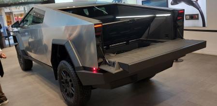 La caja trasera cuenta con un doble fondo que permite transportar más carga&nbsp;