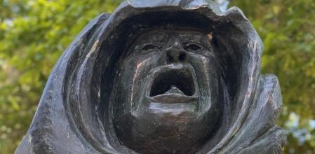 Escultura 'El crit de la bruixa' en Girona.