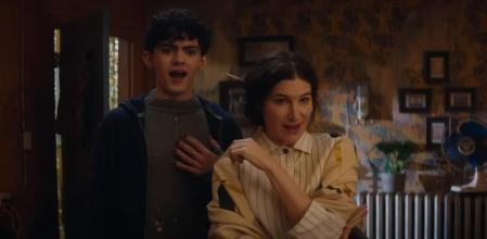 Joe Locke, conocido por 'Hearstopper', y Kathryn Hahn.