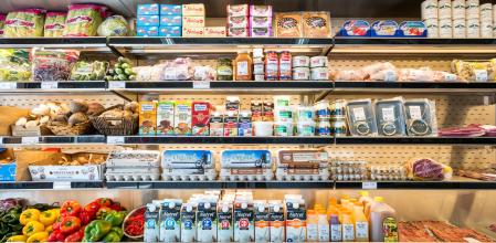 Estantes del refrigerador en un supermercado