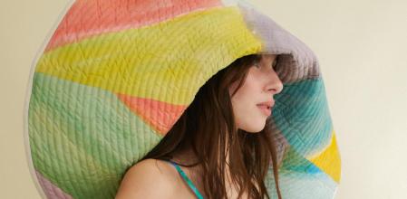 Los sombreros pintados a mano de Romualda se inspiran en los colores vibrantes de la naturaleza