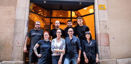 Foto Marti Gelabert 08/07/2024 Restaurante La Palma de Bellafila, en Ciutat Vella. Alain Salamano, Judit Gimenez y Albert Rial junto al resto del equipo.