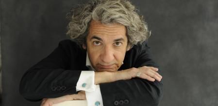 Diego Bernardini, doctor en Medicina por la Universidad de Salamanca, profesor titular de Medicina en la Universidad Nacional de Mar del Plata, Argentina, escritor y director del Diplomado Internacional en Nueva Longevidad