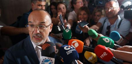 El conseller de Derechos Sociales de Cataluña, Carles Campuzano, atiende a los medios de comunicación momentos antes del inicio de la Conferencia Sectorial de Infancia y Adolescencia, que abordará la reforma de ley de extranjería