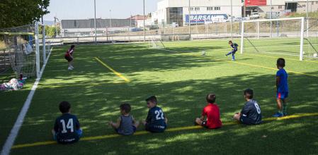 Los alumnos del campus Lamine Yamal juegan al futbol, algunos con la camiseta firmada por el propio Lamine. Granollers, 11 de Julio de 2024