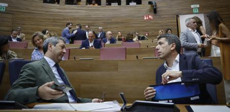 Vicente Barrera y Carlos Mazón, en el pleno de ayer.