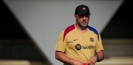 Hansi Flick i Vitor Roque en el primer entrenamiento de la pretemporada del Barça