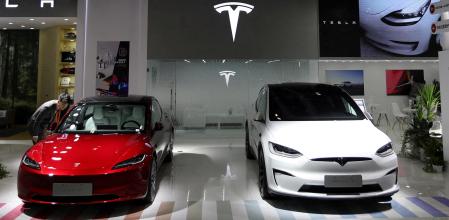 Dos coches de Tesla en una feria en China