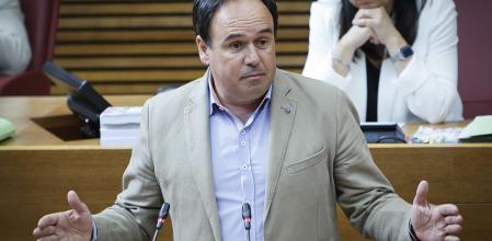 El nuevo portavoz del PP, Juanfran Pérez Llorca, en la tribuna de Les Corts.