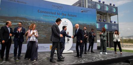 Foto Marti Gelabert 12/07/2024 Inauguracion del primer sistema ‘Onshore Power Supply’ (OPS) para alimentar a los barcos con electricidad en la terminal de contenedores Hutchison BEST del Puerto de Barcelona. El president de Port de Barcelona, Lluis Salvado, el president de la Generalitat, Pere Aragones, La consellera de Territorio, Esther Capella, el director general de la division europea de Hutchison Ports BEST, Clemence Cheng, el alcalde de El Prat, Llluis Mijoler, el secretraio general de transportes, Benito Nuñez