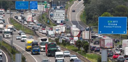 Congestión en la AP-7 en sentido Girona a la altura de Sant Cugat&nbsp;