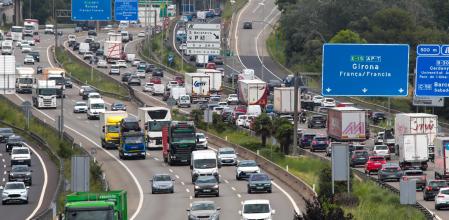 Retenciones de tráfico en la operación salida de la segunda quincena de julio en la AP7 y B-30 a la altura de Sant Cugat.