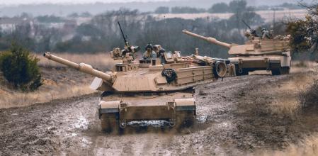 Blindados M1A2 SEPV3 Abrams del ejército estadounidense; un modelo exportado a países de la Unión Europea como Polonia o Rumanía