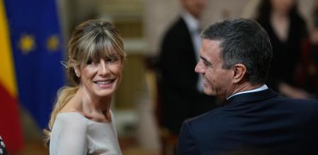 MADRID, 19/06/2024.- El presidente del Gobierno, Pedro Sánchez (d), junto a su mujer Begoña Gómez (i) a su llegada a la ceremonia de entrega de las condecoraciones al mérito civil en el Palacio Real en Madrid donde se conmemora el décimo aniversario del reinado de Felipe VI, este miércoles. El rey Felipe VI, junto a la reina Letizia y sus hijas, conmemora el décimo aniversario de su reinado con el relevo solemne de la Guardia Real, la imposición de condecoraciones a ciudadanos desconocidos y un almuerzo institucional, todo ello en el Palacio Real de Madrid, donde el broche a la jornada va a ser un concierto a cargo de la banda de música de la Guardia Real y del violinista Ara Malikian. EFE/Borja Sánchez-Trillo