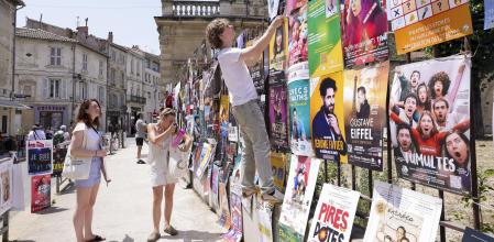 Avignon (France), 28/06/2024.- A group of people installs promotional posters from various theatrical shows ahead of the 78th edition of the Avignon Theater Festival (Festival d'Avignon) in Avignon, southeastern France, 28 June 2024 (issued 29 June 2024). The 78th edition of the Avignon Theatre Festival runs from 29 June to 21 July 2024. (Francia) EFE/EPA/TERESA SUAREZ