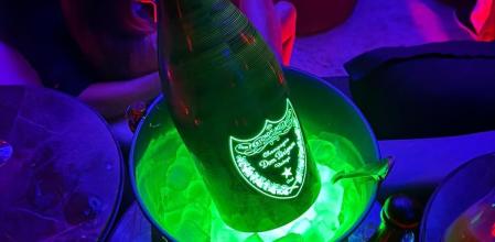 La botella de champán vendida en el restaurante Momento