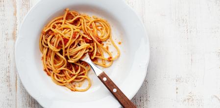 Nunca dejes las sobras de comida fuera de la nevera durante más de dos horas, una si es verano.