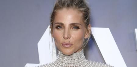 Uno de los looks más originales de Elsa con perlas y transparencias