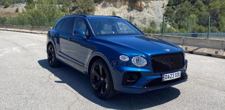 El frontal tiene mucha personalidad, con ópticas dobles redondas y una enorme parrilla con el logo en el capó&nbsp;