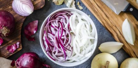 La cebolla contribuye a generar un fuerte olor corporal.