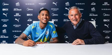 Savinho firmando su nuevo contrato con el Manchester City junto a Txiki Begiristain