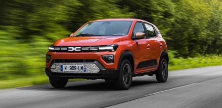 Como en todos los nuevos Dacia, se han eliminado las piezas decorativas cromadas y las barras de techo, cuya desaparición permite ahorrar peso y ganar en aerodinámica, y, por tanto, en autonomía