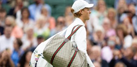 El tenista Jannik Sinner con bolsa de Gucci