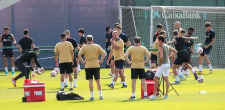 Hansi Flick dirigiendo los entrenamientos