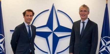 Javier Colomina, junto con el secretario general de la OTAN, Jens Stolteberg, en una foto de archivo.