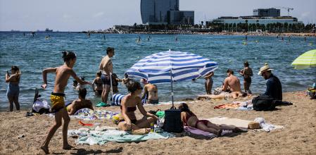 La gente mira de refrescarse en el agua fresca, ya sea de la playa, mar mediterraneo o de piscinas municipales de barcelona (refugio climatico)