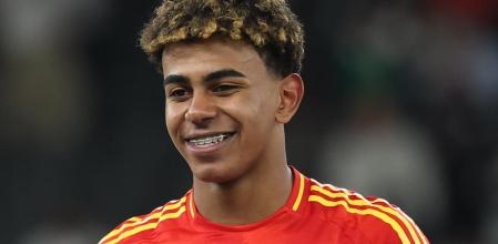 El blaugrana Lamine Yamal con el trofeo a 'mejor jugador joven' de la pasada Eurocopa