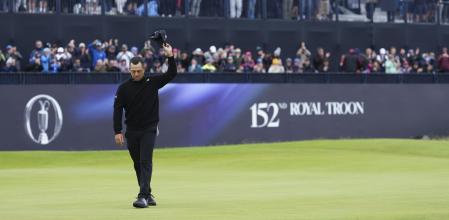 Xander Schauffele saluda al público escocés, este domingo en el Royal Troon Golf Club