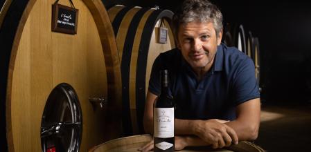 Álvaro Palacios con una botella de L'Ermita&nbsp;