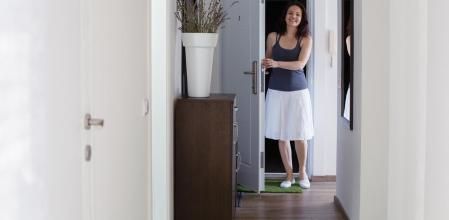 Mujer en la entrada pasillo de su casa