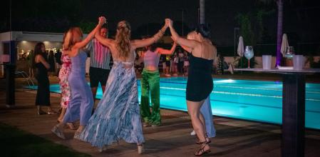 Foto PAULA SAMA 19/07/2024. Grupo de gente bailando durante la sesión de Tardeo del Club Deportivo David Lloyd en Av Diagonal en Barcelona.