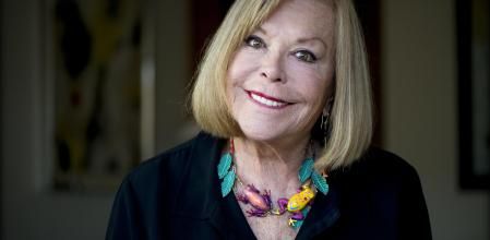 foto XAVIER CERVERA 19/09/2016 Teresa Gimpera Flaquer (Igualada, 21 de septiembre de 1936) es una actriz de cine, empresaria y modelo española.
Hija de maestros. Nació en Igualada, pero sus padres se trasladaron al distrito de San Andrés, en Barcelona.
Fue descubierta por el fotógrafo Oriol Maspons, quien la presenta a Germán Puig -entonces publicista- que la hace aparecer por primera vez en cine en el spot publicitario del producto de limpieza Vim. En ese entonces Antoni Von Kirchner la bautiza como la chica Vim. Germán Puig ve su potencial, la aconseja, y posteriormente de manos del fotógrafo Leopoldo Pomés, se convierte siendo aún muy joven en modelo profesional, debutando en el cine a mediados de la década de 1960 gracias a la popularidad alcanzada.
Se convierte en una de las musas de la conocida como Escuela de Barcelona, una corriente cinematográfica que surgió como respuesta al cine español más comercial, con realizadores como Gonzalo Suárez, Vicente Aranda y Jorge Grau.
Durante la década siguiente rueda numerosas películas, trabajando bajo las órdenes de directores tan dispares como Víctor Erice, Vicente Aranda, Mariano Ozores, Jesús Franco, Gonzalo Suárez, Pedro Masó, Antonio Mercero y Pedro Lazaga.
Apartada del mundo de la interpretación desde finales de los años setenta, funda en Barcelona una escuela de modelos, Gimpera Modelos en 1984; a partir de ese momento sólo de manera puntual vuelve a ponerse ante las cámaras, aunque con resultados notables, como sucedió con los títulos Asignatura aprobada (1987) de José Luis Garci o El largo invierno (1992) de Jaime Camino.
Casada con Octavio Sansanedas, fueron padres de tres hijos, llamados Marc, Job y Joan (este último fallecido).1 Contrae matrimonio en 1990, en segundas nupcias, con el actor estadounidense Craig Hill, fallecido en 2014