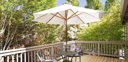 Sombrilla en una terraza de una casa.