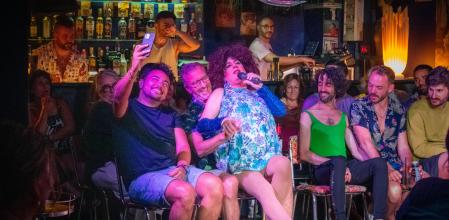 Foto PAULA SAMA 19/07/2024. Espectáculo de Drag Queens en el bar El Cangrejo, situado en el Raval. En la foto una de las drag queens, Desiré intreractuando con el público.