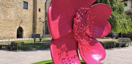 La rosa de Pieria de la artista Marta Pazos creada especialmente para el 25º Festival de Teatro de Olite.