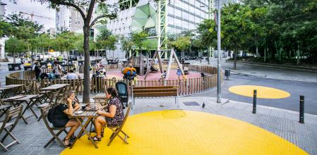 foto XAVIER CERVERA 02/09/2021 L'Ajuntament de Barcelona presenta un estudi de com les superilles afecten a la salut de la gent Foto de la superilla del barri de Sant Antoni amb gent en els espais de vianants (Poblenou ; sancho d avila / roc boronat)
