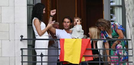 Rafa Nadal y su hijo disfrutando de la ceremonia inaugural de los Juegos Olímpicos de París 2024 desde un balcón con vistas al río Sena
