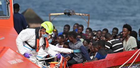Trabajadores ayudan a los 116 migrantes que llegan en patera al puerto de La Restinga, trasladados por Salvamento Marítimo, a 26 de julio de 2024, en El Hierro, Santa Cruz de Tenerife, Canarias (España). El barco de Salvamento Marítimo, Salvamar Adhara, ha rescatado una patera con 116 migrantes a bordo durante la mañana de hoy. La embarcación se encontraba en aguas cercanas a la isla de El Hierro y han sido trasladados al puerto de La Restinga.