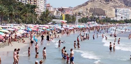 La playa del Postiguet ayer domingo 28 de julio de 2024.